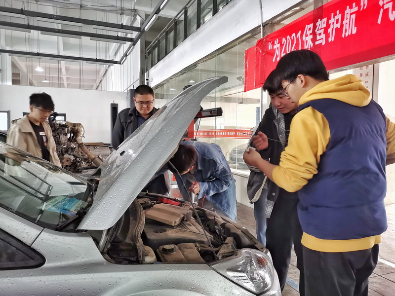 汽車學(xué)院志愿者積極開展“免費檢測，為2021保駕護(hù)航”志愿服務(wù)