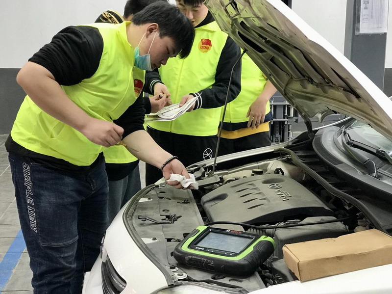 汽車學(xué)院志愿者積極開展“免費檢測，為2021保駕護(hù)航”志愿服務(wù)