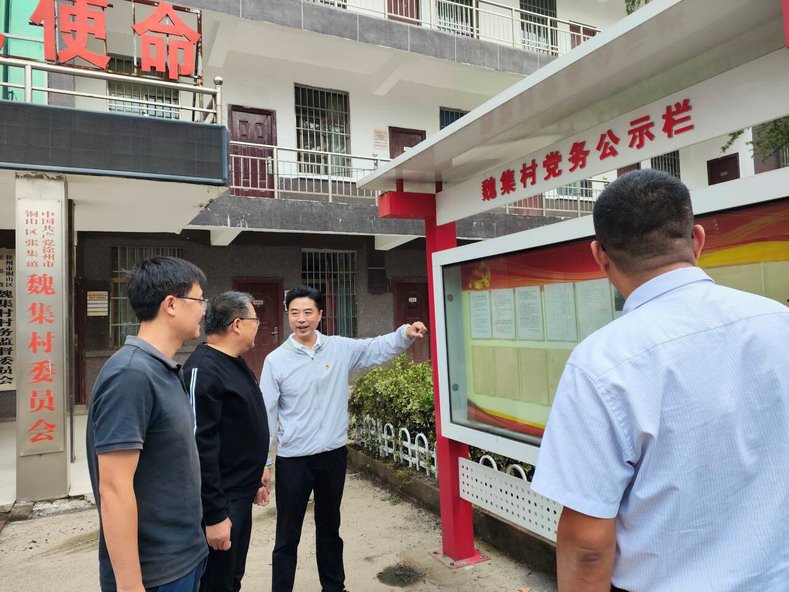 兩支部黨員就農(nóng)村發(fā)展、學(xué)校管理、社區(qū)治理等問題進(jìn)行探討