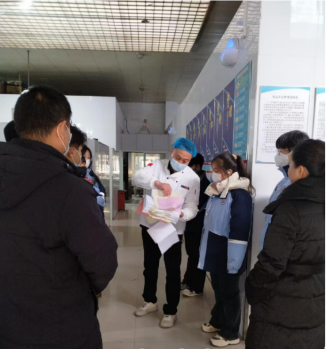 學(xué)生代表參觀楚河校區(qū)后場了解食堂管理臺(tái)賬